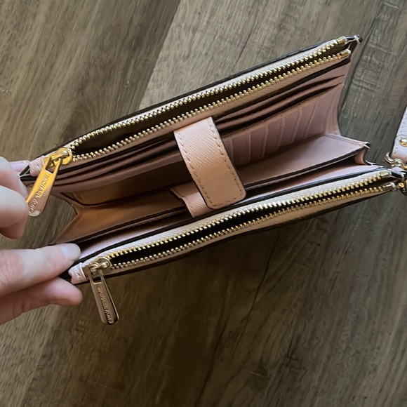 Michael Kors Smartphone Wallet - Picture 4 of 4